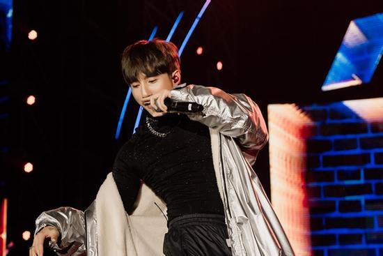 Sơn Tùng M-TP hành động đẹp khi bị ném vật lạ lên sân khấu