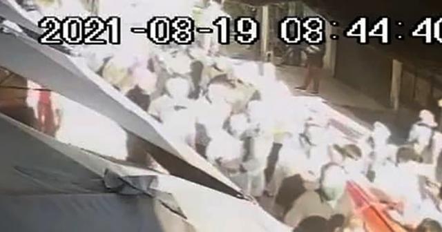 Chủ tịch xã bị đình chỉ vì để đoàn người đưa tang giữa mùa dịch-1