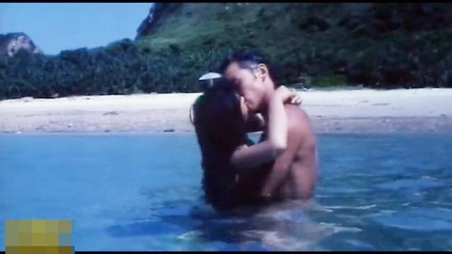 Nhậm Đạt Hoa cởi trần khoe body đẹp tượng tạc hôn say đắm bạn diễn giữa biển.