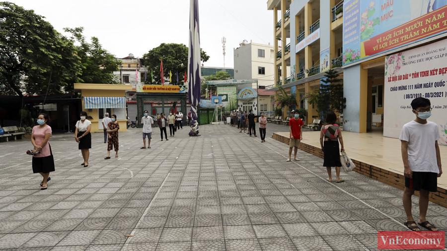 Cận cảnh phường Giáp Bát lấy 8.000 mẫu xét nghiệm tại 18 điểm-1