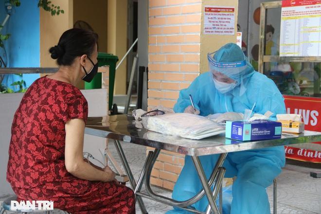 Cận cảnh phường Giáp Bát lấy 8.000 mẫu xét nghiệm tại 18 điểm-2
