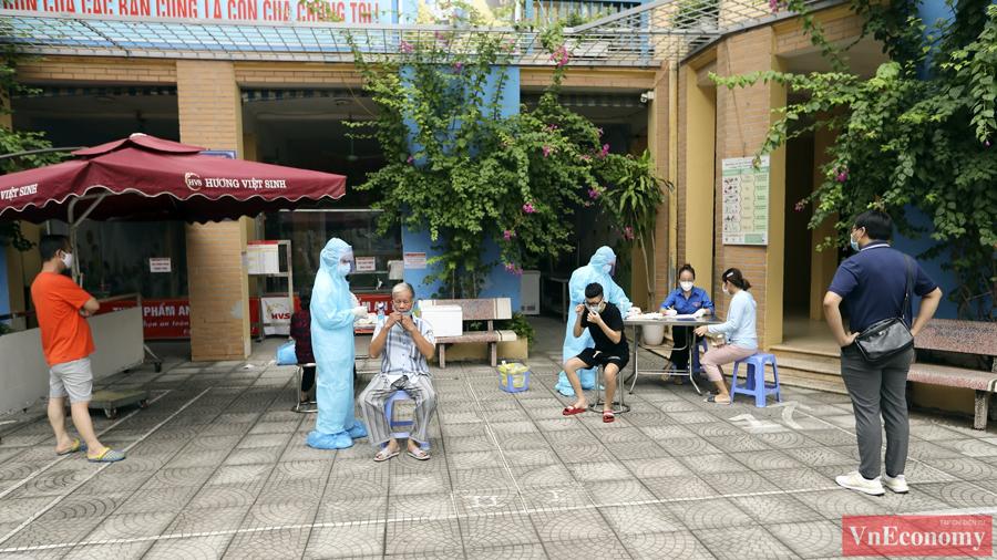 Cận cảnh phường Giáp Bát lấy 8.000 mẫu xét nghiệm tại 18 điểm-5