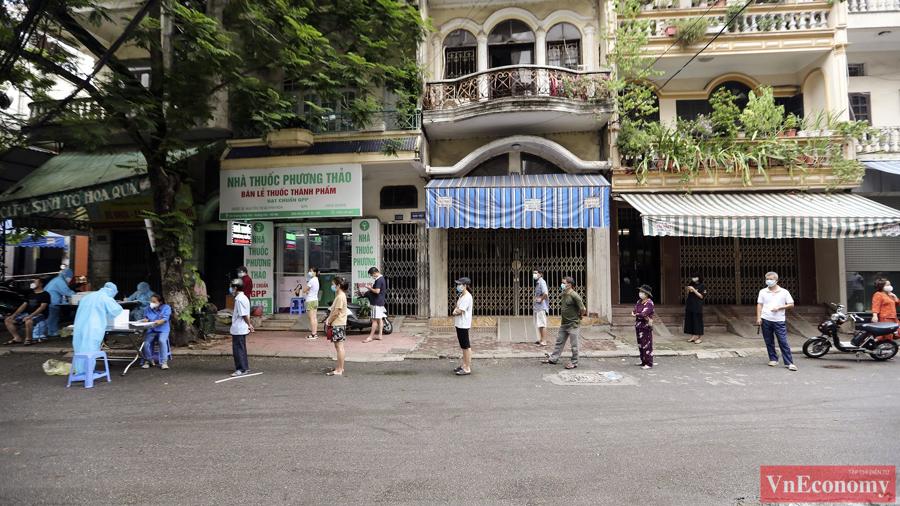 Cận cảnh phường Giáp Bát lấy 8.000 mẫu xét nghiệm tại 18 điểm-6
