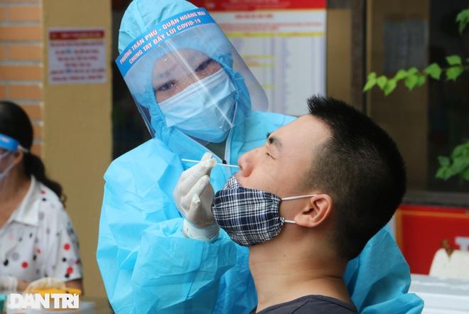 Cận cảnh phường Giáp Bát lấy 8.000 mẫu xét nghiệm tại 18 điểm-8