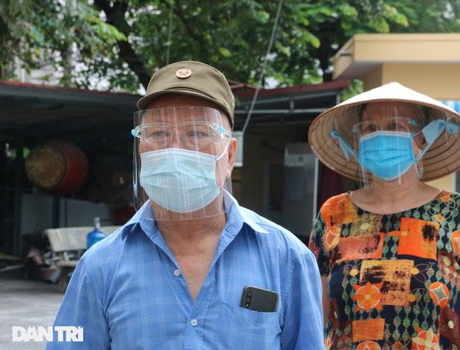 Cận cảnh phường Giáp Bát lấy 8.000 mẫu xét nghiệm tại 18 điểm-9