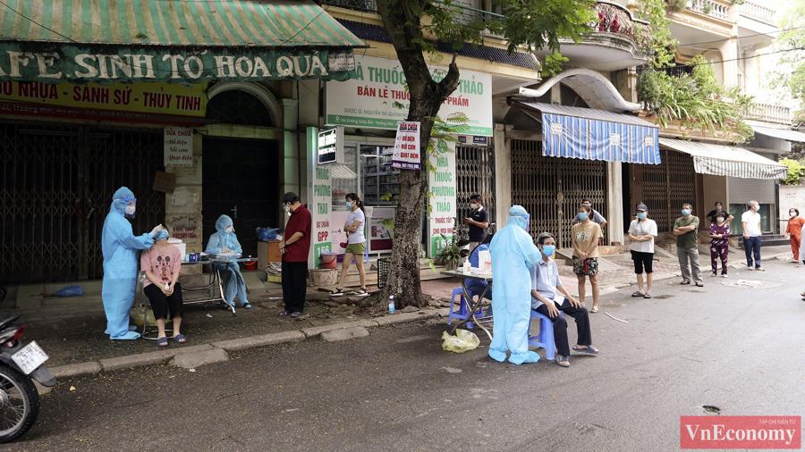 Cận cảnh phường Giáp Bát lấy 8.000 mẫu xét nghiệm tại 18 điểm-10
