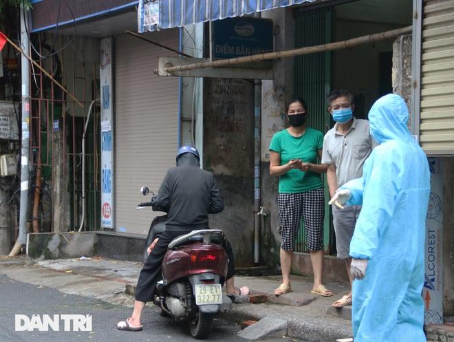 Cận cảnh phường Giáp Bát lấy 8.000 mẫu xét nghiệm tại 18 điểm-11