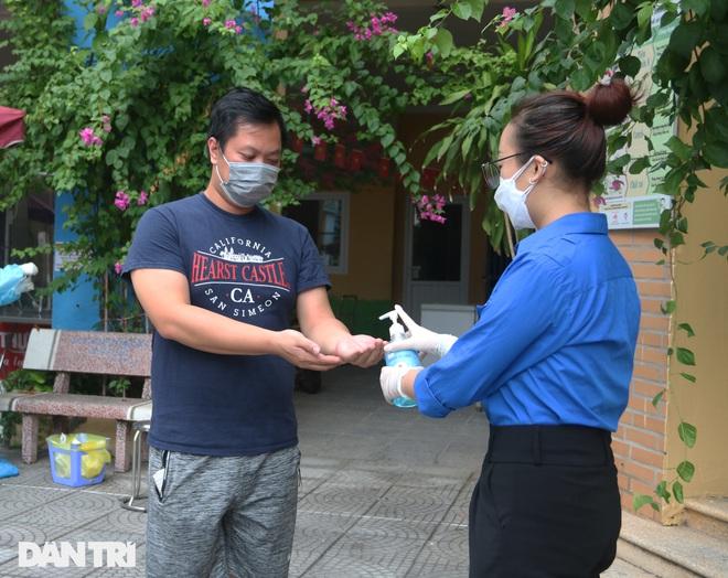 Cận cảnh phường Giáp Bát lấy 8.000 mẫu xét nghiệm tại 18 điểm-3