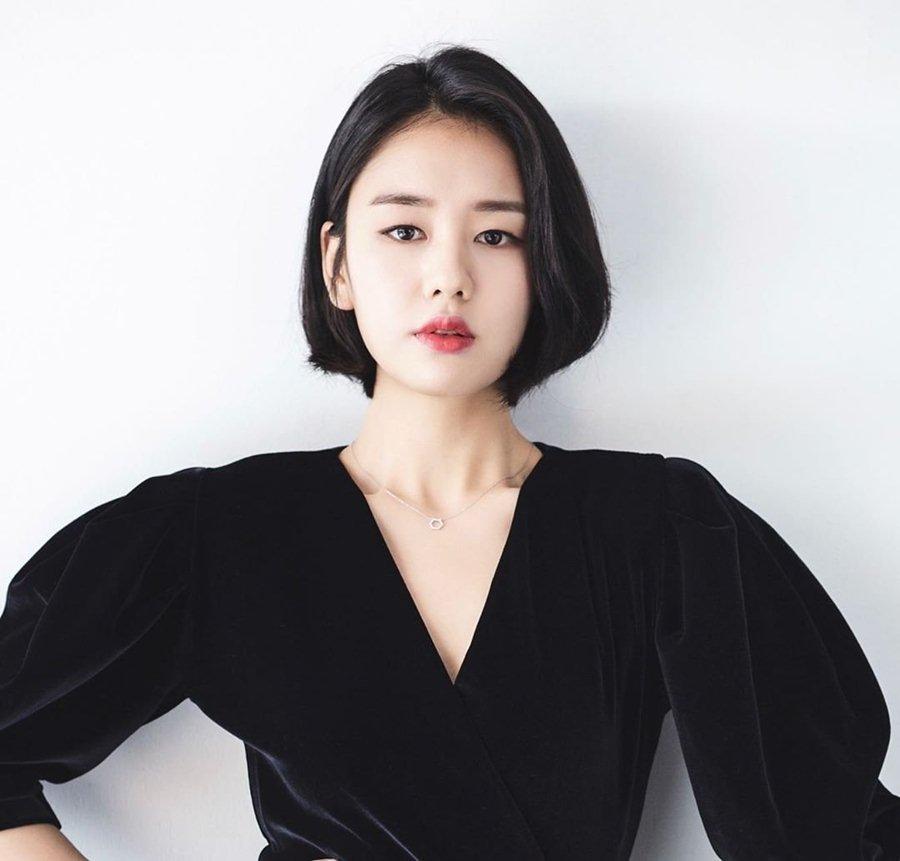 Nữ diễn viên Ahn Eun Jin chính thức ký hợp đồng với công ty United Artist Agency (UAA), về chung một nhà với Song Hye Kyo, Yoo Ah In...