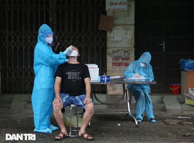 Cận cảnh phường Giáp Bát lấy 8.000 mẫu xét nghiệm tại 18 điểm-4