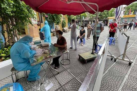 Cận cảnh phường Giáp Bát lấy 8.000 mẫu xét nghiệm tại 18 điểm