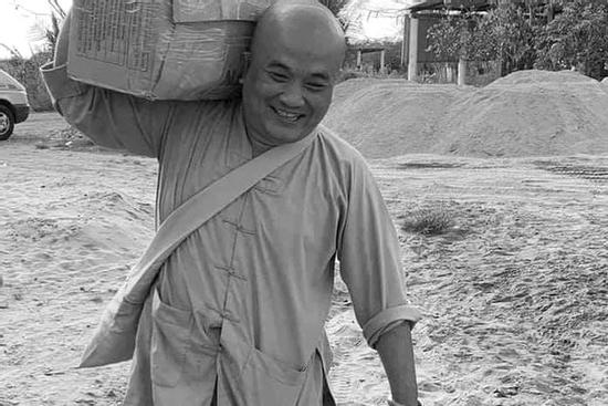 Xót xa chia sẻ của vợ chủ bếp ăn từ thiện qua đời vì Covid-19