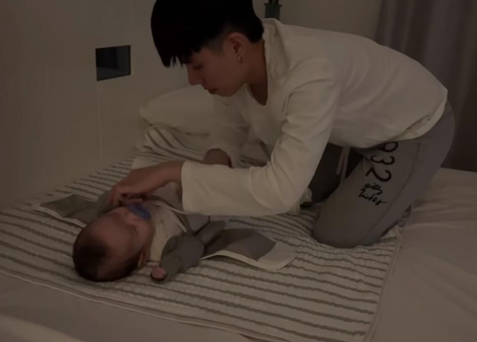 An Nguy nhiều lần nổi cáu khi phải chăm con mọn-5