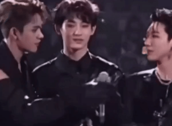 Lucas NCT dính phốt cướp sóng đồng đội ngay trên sân khấu-3