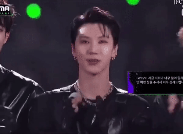 Lucas NCT dính phốt cướp sóng đồng đội ngay trên sân khấu-4