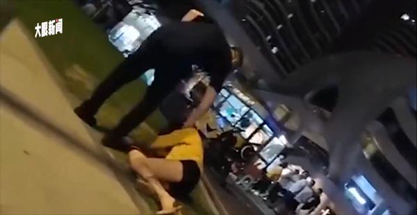 Vợ đi uống rượu say khướt, bị chồng chửi bới ngay ngoài đường-2