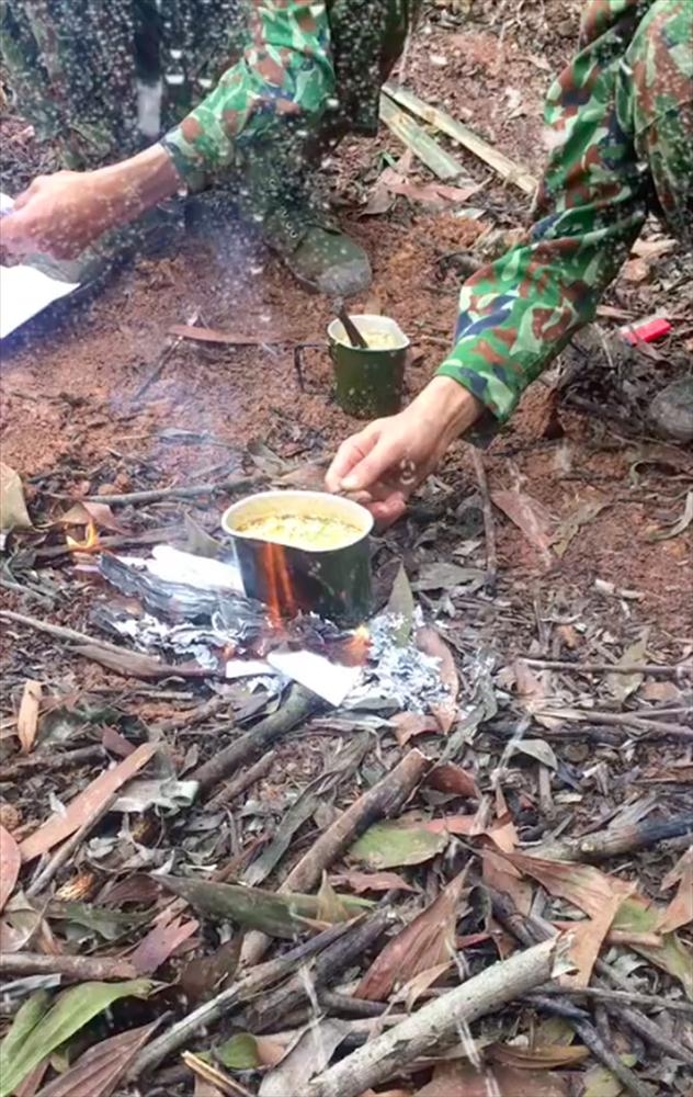 Cách nấu mì tôm giữa rừng của các anh chiến sĩ khiến dân tình nể phục-1