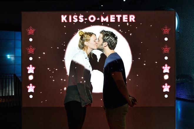 Bảo tàng có máy đo vi khuẩn từ nụ hôn của khách-1