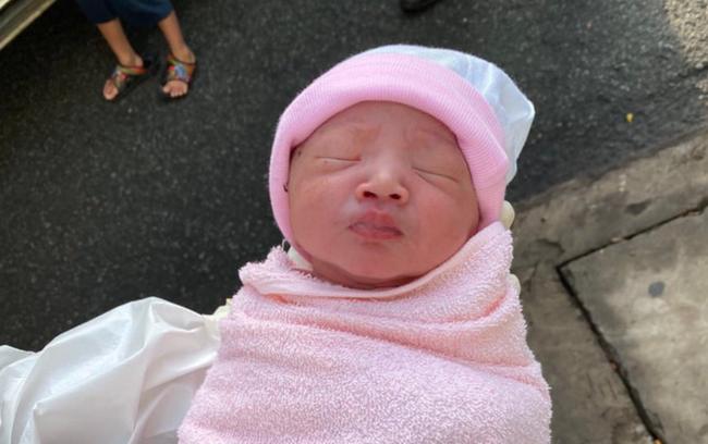 Các chiến sĩ giúp sản phụ sinh con suôn sẻ trên vỉa hè TP.HCM-2