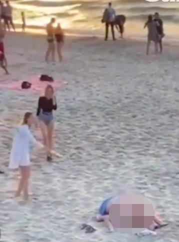 Bắt quả tang cặp đôi vô tư mây mưa giữa bãi biển đông người-1