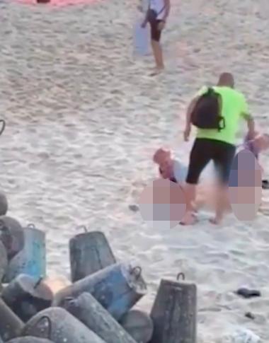 Bắt quả tang cặp đôi vô tư mây mưa giữa bãi biển đông người-3