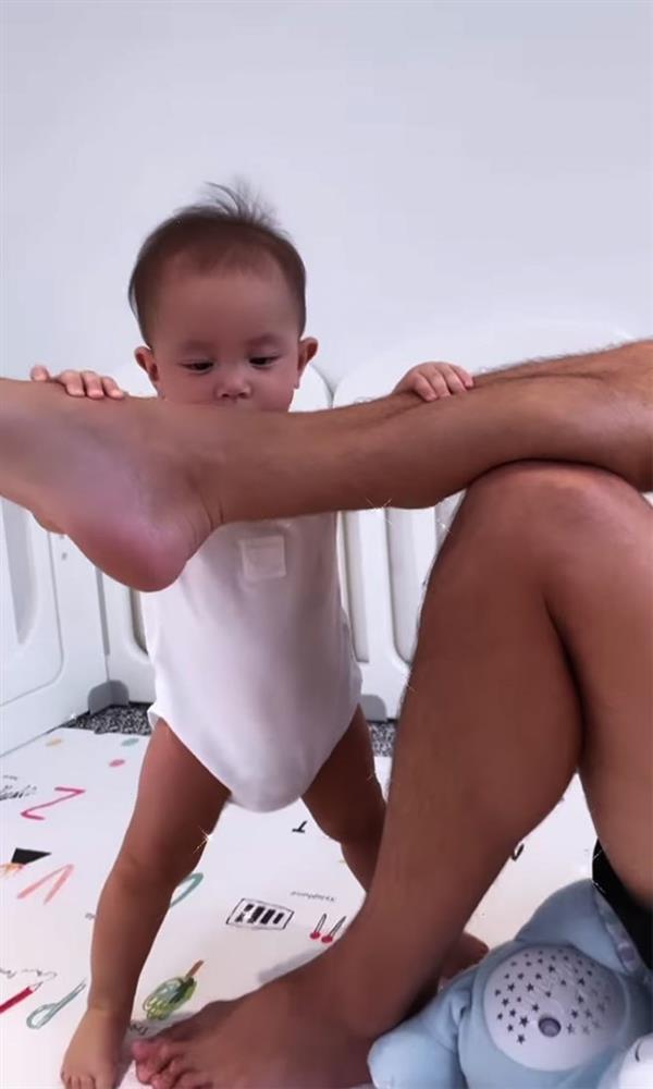 Con gái Hồ Ngọc Hà lộ đặc điểm chuẩn gen mẹ ở tháng thứ 9-8