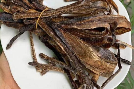 Bộ Y tế lên tiếng việc nuốt giun đất phòng, chữa Covid-19