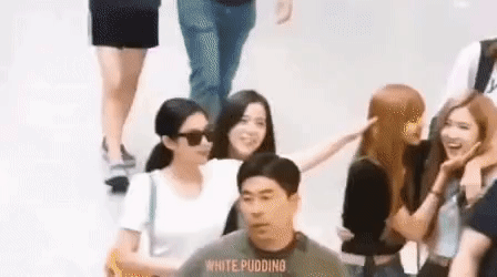 Lisa BLACKPINK cưỡng hôn hội chị em, MV solo có cảnh nóng nào?-1