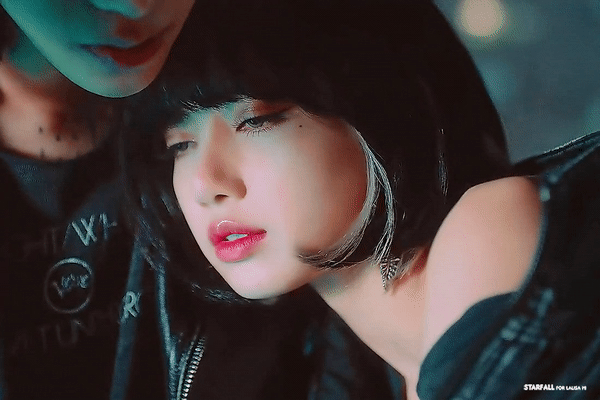 Lisa BLACKPINK cưỡng hôn hội chị em, MV solo có cảnh nóng nào?-9