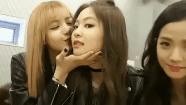 Lisa BLACKPINK cưỡng hôn hội chị em, MV solo có cảnh nóng nào?-6