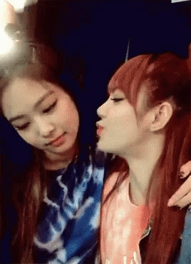 Lisa BLACKPINK cưỡng hôn hội chị em, MV solo có cảnh nóng nào?-7