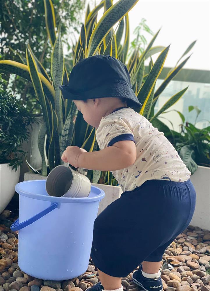 Cưng xỉu ảnh con trai Đặng Thu Thảo 1 tuổi làm vườn-1