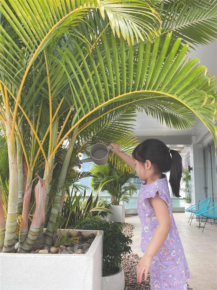 Cưng xỉu ảnh con trai Đặng Thu Thảo 1 tuổi làm vườn-4