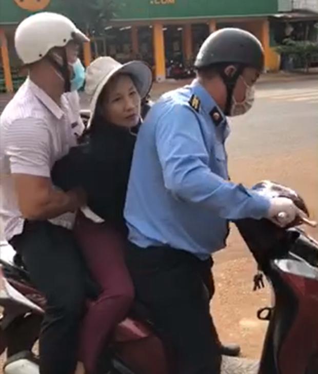 Cởi khẩu trang, ra đường không lý do, người phụ nữ thách công an-2