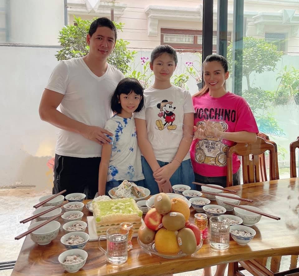 Vợ Bình Minh thành nấm lùn trong gia đình toàn chân dài-1