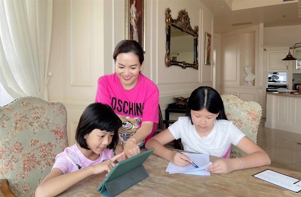 Vợ Bình Minh thành nấm lùn trong gia đình toàn chân dài-6