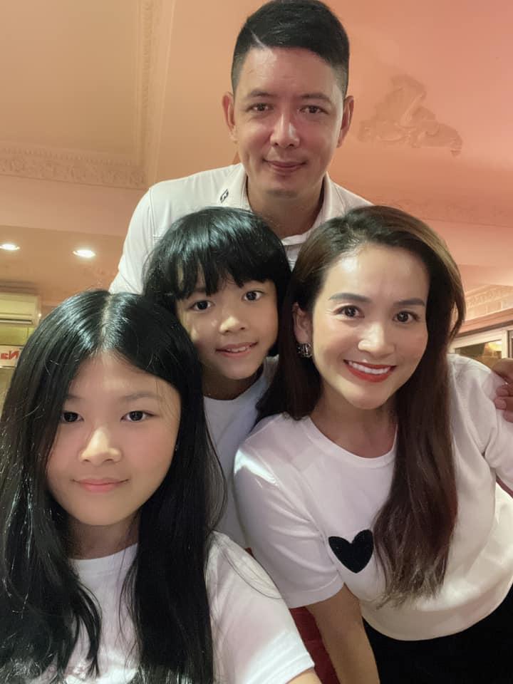 Vợ Bình Minh thành nấm lùn trong gia đình toàn chân dài-8