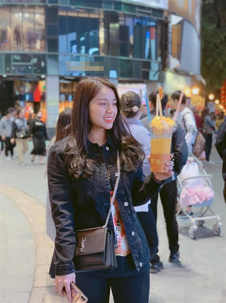 Bà xã Bùi Tiến Dũng bị chụp lén, nhan sắc trông thế nào?-6