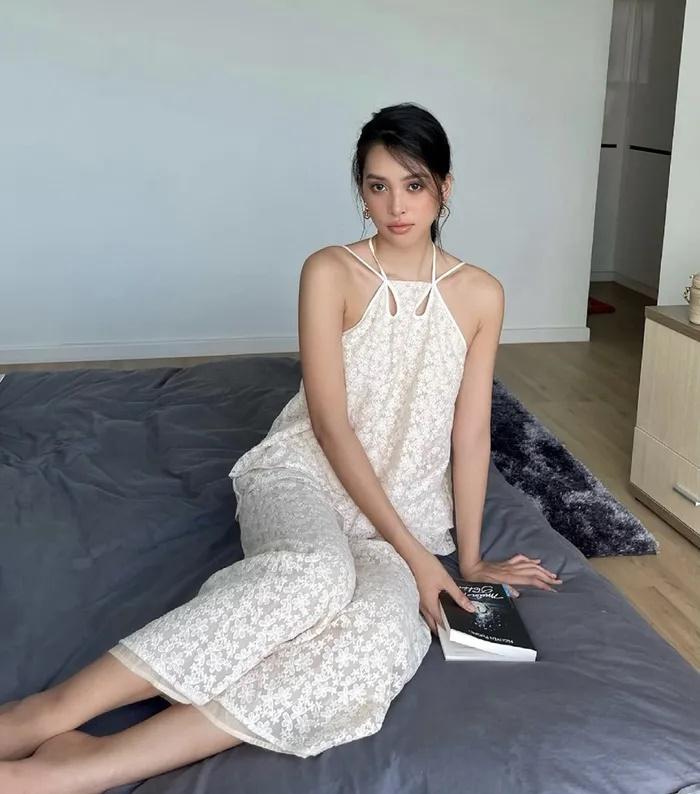 Tiểu Vy, Lan Ngọc đụng set đồ na ná bộ ngủ gây tranh cãi ở sân bay-1