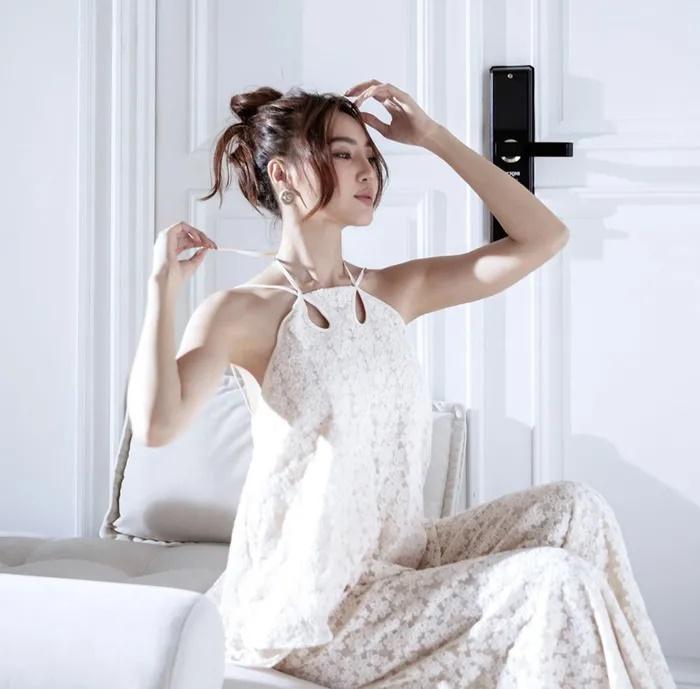 Tiểu Vy, Lan Ngọc đụng set đồ na ná bộ ngủ gây tranh cãi ở sân bay-4