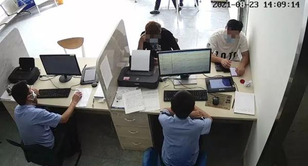 Bà thím giả gái xinh yêu đương trực tuyến, lừa trai trẻ suốt 3 năm-4