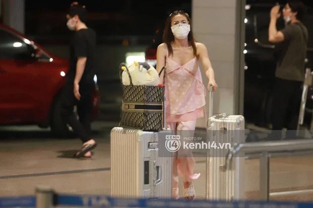 Tiểu Vy, Lan Ngọc đụng set đồ na ná bộ ngủ gây tranh cãi ở sân bay-7