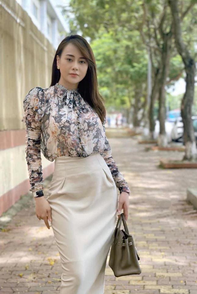 Phương Oanh lên đồ chanh sả, xách túi Hermès... đi mua lòng?-2