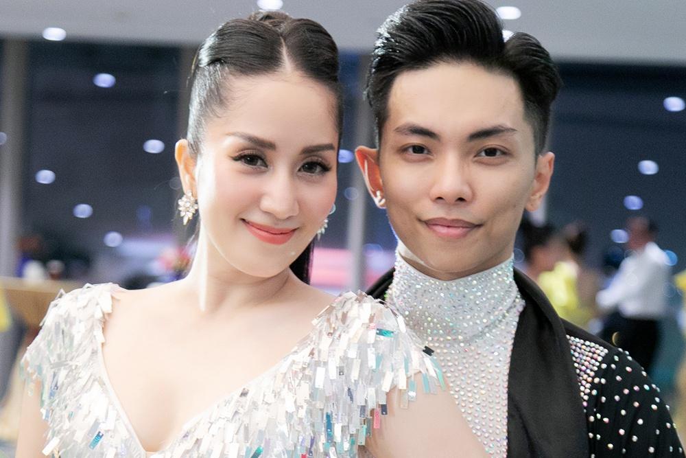 Khánh Thi gầy rộc, mắt thâm nghi diễn khi livestream hạnh phúc-8