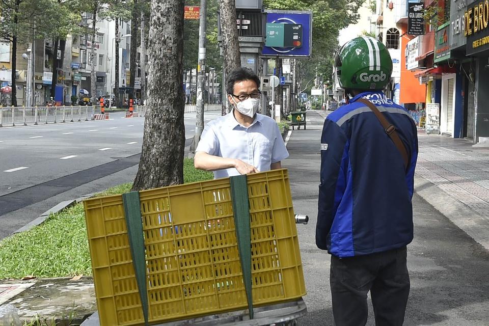 Trò chuyện với Phó thủ tướng Vũ Đức Đam, anh Nguyễn Ngọc Hiệp (ở phường Phạm Ngũ Lão, Quận 1) cho biết anh đang ăn, ở tập trung với 4 shipper khác, đã được tiêm 2 mũi vaccine, lấy mẫu xét nghiệm nhanh 2 ngày/lần.