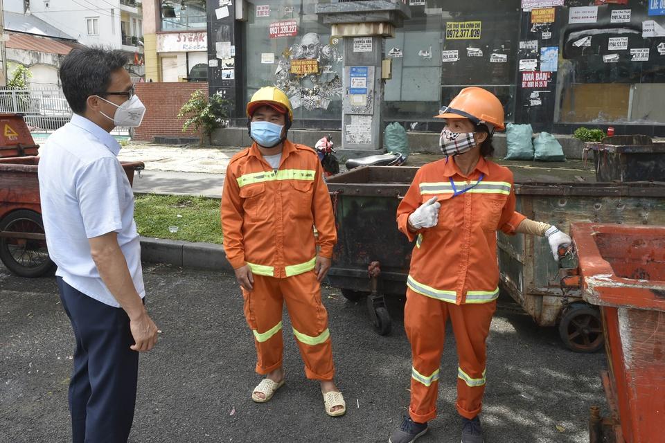 Nhóm công nhân dọn rác của Công ty dịch vụ công ích quận 1 cảm động và bất ngờ khi được Phó thủ tướng hỏi chuyện. Các công nhân này đều đã được tiêm đủ hai mũi vaccine.