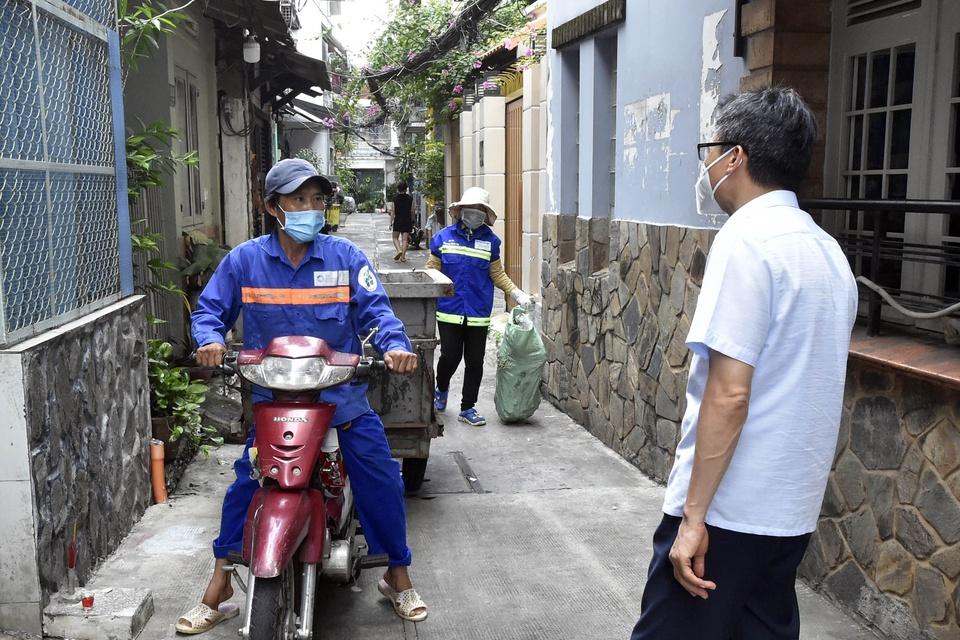 Được Phó thủ tướng hỏi thăm, hai người thu gom rác này cho biết đã được tiêm một mũi vaccine và mong muốn sẽ sớm được tiêm mũi thứ 2 để yên tâm đi làm.