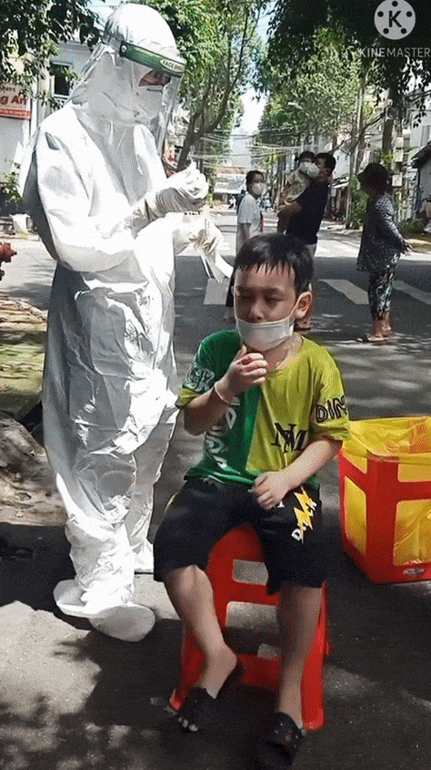Đi xét nghiệm Covid-19, bé trai khiến ai cũng gật đầu khen ngoan-1