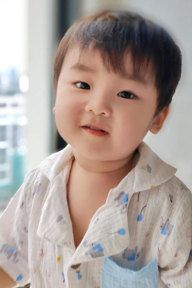 Quý tử 2 tuổi nhà Hòa Minzy đã tự quay clip mở liveshow tại gia-3