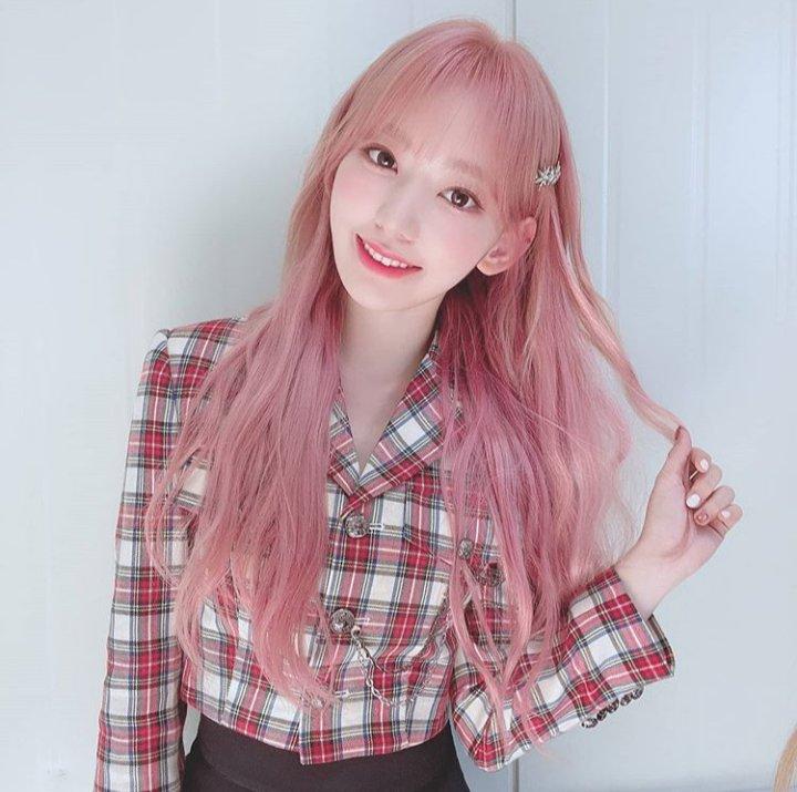 Miyawaki Sakura không còn là cái tên xa lạ đối với nhiều cư dân mạng. Cô sinh năm 1998, là một nữ ca sĩ, diễn viên, người mẫu Nhật Bản. Dù ở tuổi đời còn rất trẻ nhưng Sakura đã có thâm niên hoạt động trong lĩnh vực giải trí 13 năm.